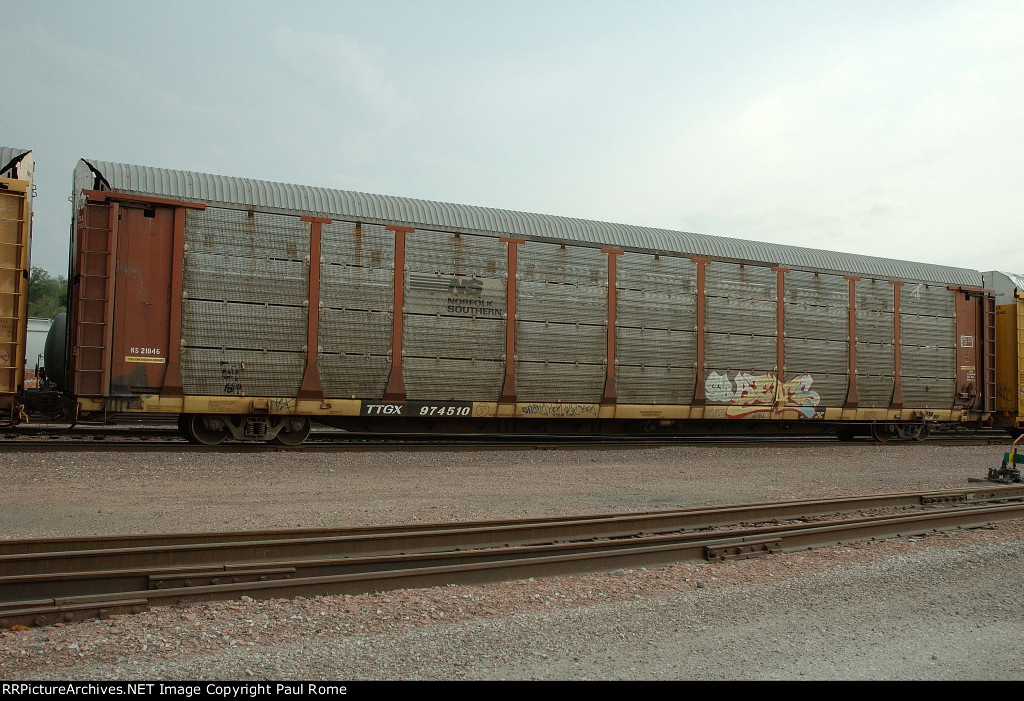 NS TTGX 974510, 89-ft Bi-Level Autorack car on the BNSF at Gibson Yard